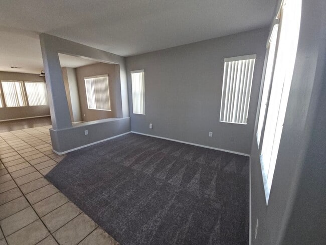 Foto del edificio - 4bd 2.5 bth 43rd Ave and vineyard