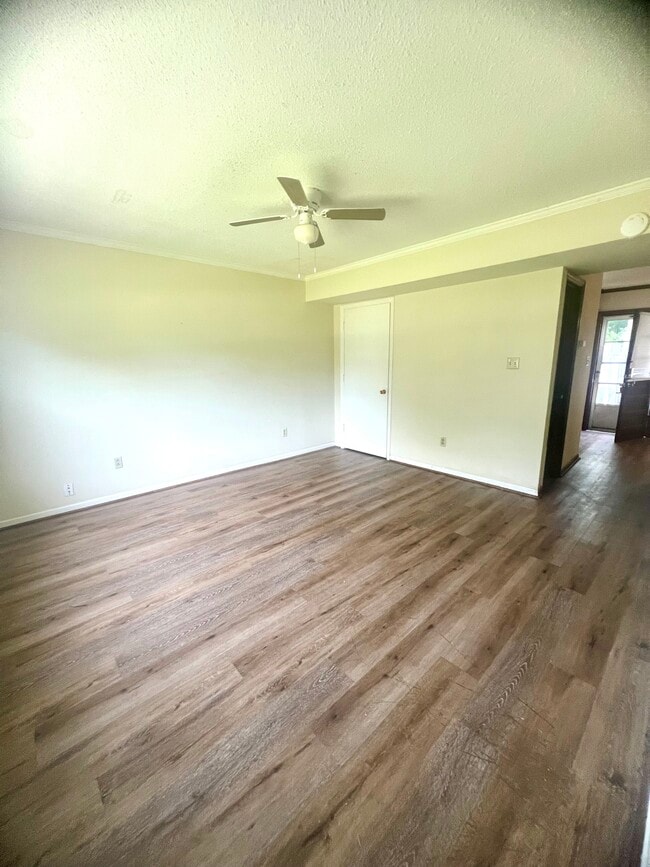 Living Room - 3206 Crestwood Dr