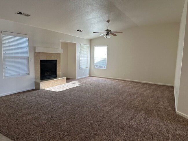 Building Photo - Move in Ready