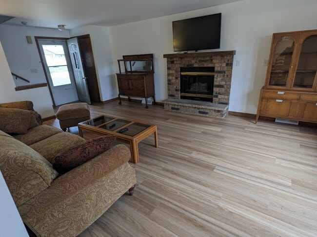 Building Photo - 2043 Hilltop Dr