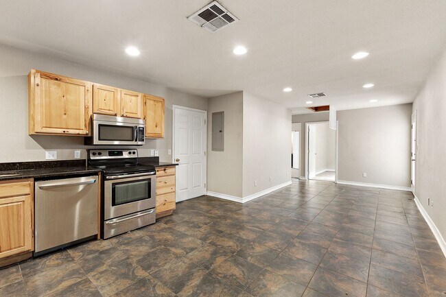 Foto del edificio - Walk to campus! Walk downtown! Fenced yard! Flat Rate Utilities!