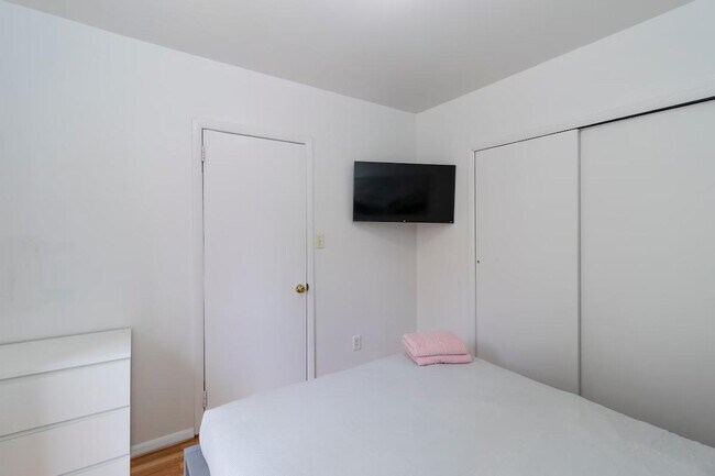 Building Photo - 340 E 94th St