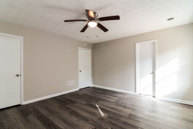 Building Photo - Now Available! 3 bed 2 bath!