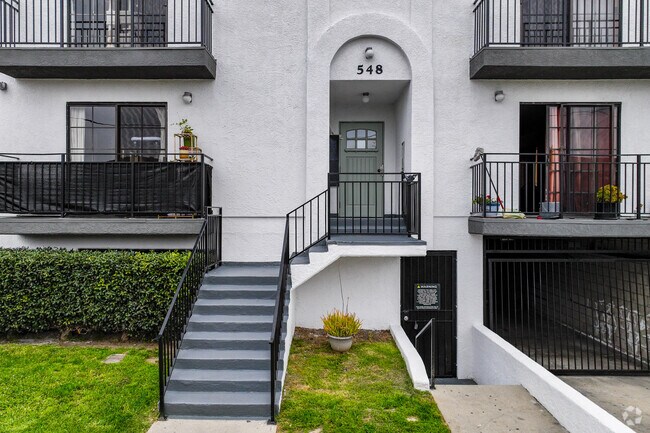 Entrada - 548 N Westmoreland Ave