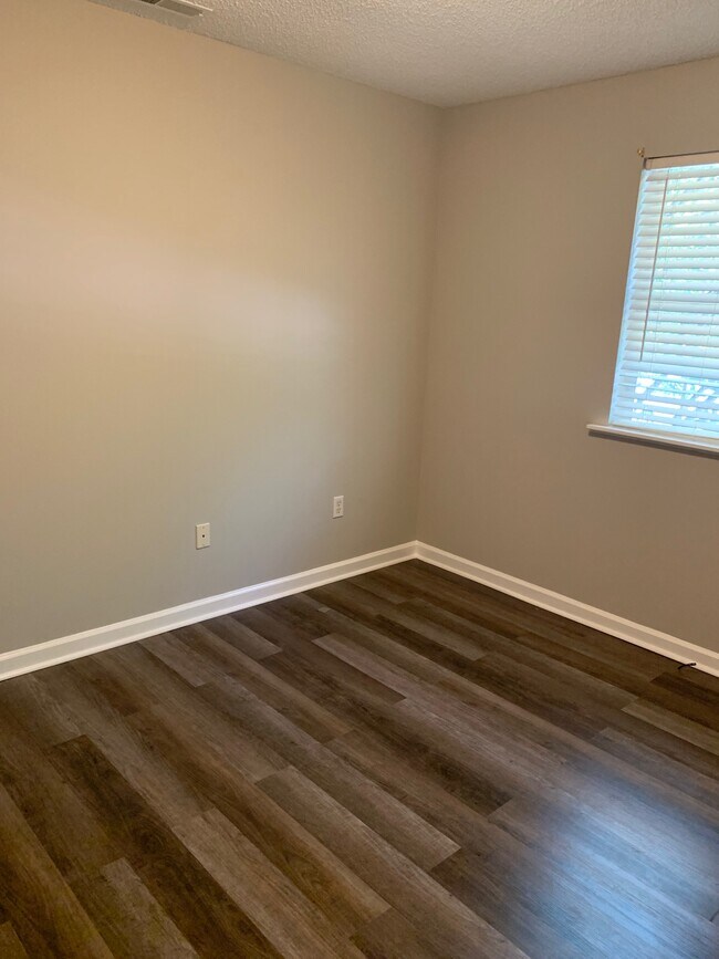 Building Photo - 408 N Pointe Creek