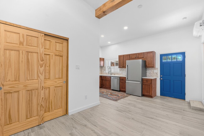 Sala de estar y cocina - 1709 Espinacitas St