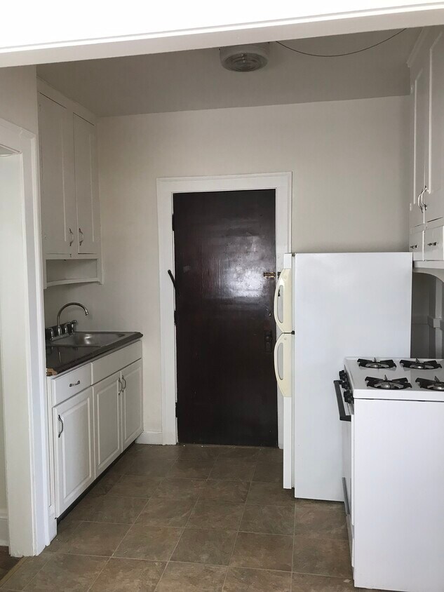 Building Photo - 1418 W Clifton Blvd