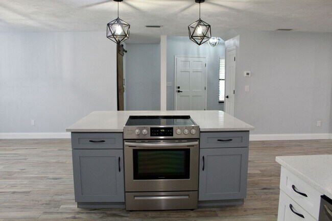 Building Photo - Port Orange Charming 5-Bedroom, 2-Bathroom...