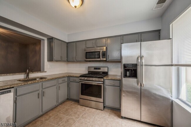 Building Photo - 1050 Schmidt Ln