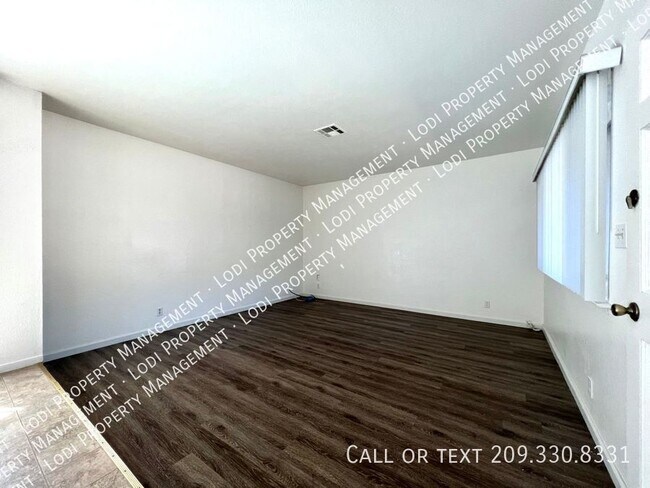 Foto del edificio - Spacious 2 Bedroom Duplex