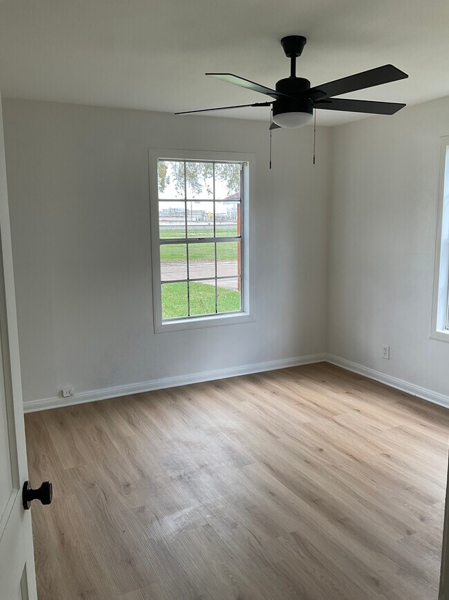 Foto del edificio - 326 E 1st St