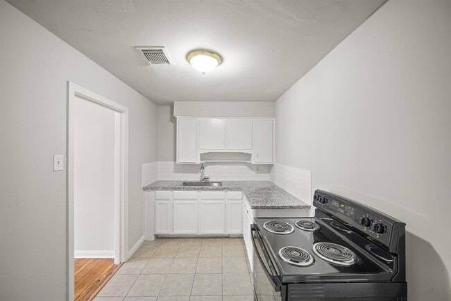 Building Photo - 3938 Alsace St