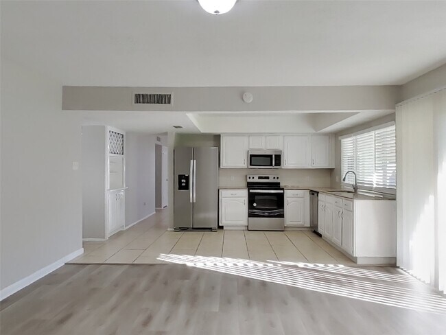 Foto del edificio - 5655 Hardwood Forest Dr