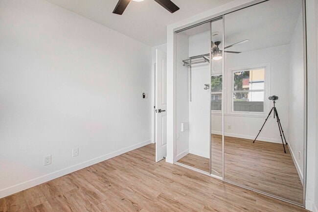 Foto del edificio - 8748.5 Belford Ave