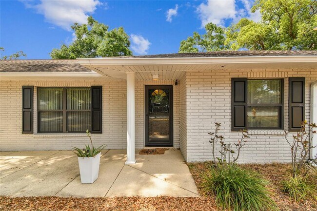 Building Photo - 1102 Shadowbrook Dr N