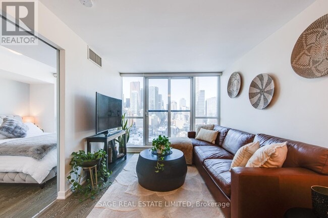 Photo du bâtiment - 320 Richmond St E