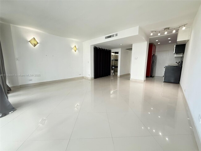 Building Photo - 1408 Brickell Bay Dr
