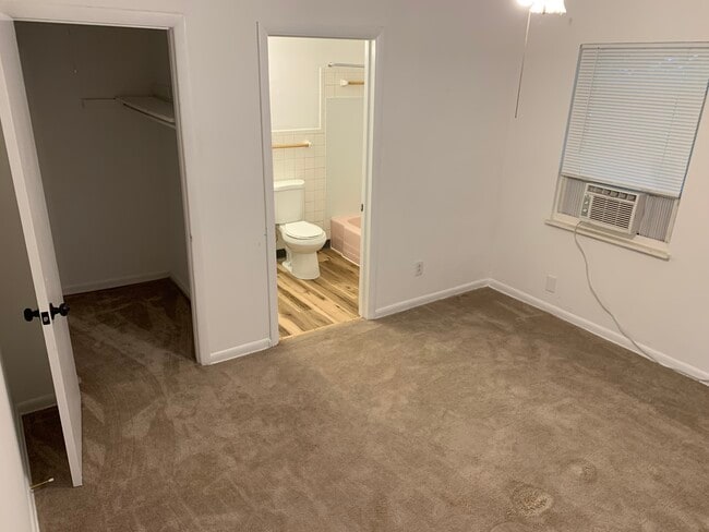 Dormitorio/Armario/Baño - 3702 Whittle Springs Rd