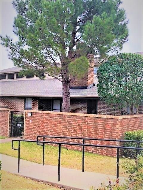 Building Photo - 1009 Riverchase St