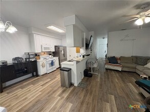 Building Photo - 1500 N Claremont Cir