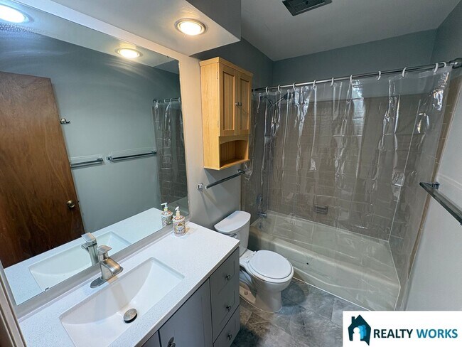 Building Photo - Large 3 bedroom, 2 Bath home available now!