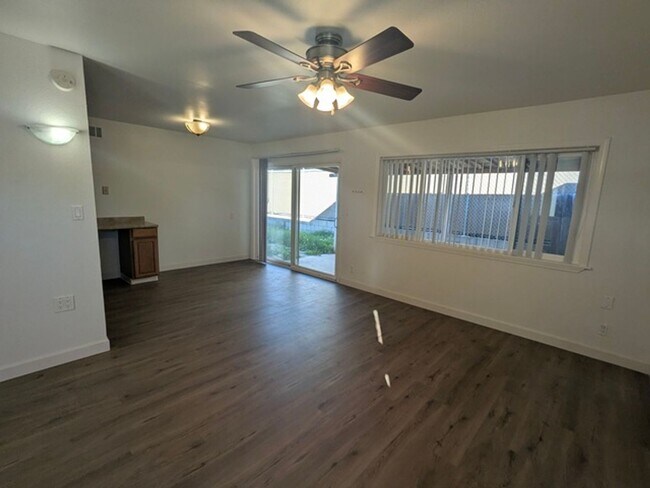 Foto del edificio - 4 Bedroom 2 Bathroom Single Story Home in Spring Valley