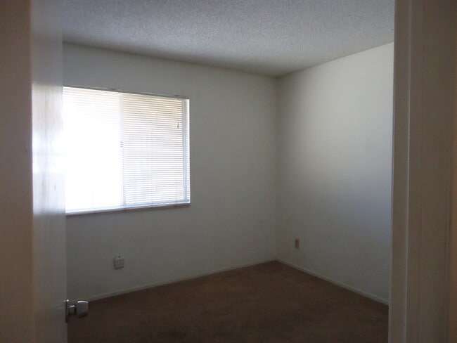 Building Photo - "Discover Coastal Living: Spacious 3-Bed, 2-Bath Townhouse