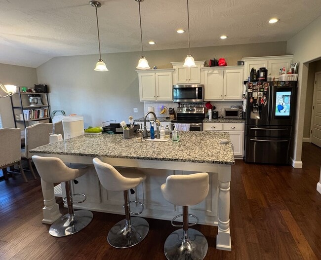 Foto del edificio - 4 Bedroom | 2 Bathroom | 3 Car Garage| Springfield MO | Fire Place | Covered patio!