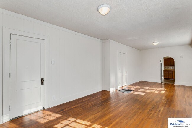 Building Photo - 1 Bedroom 1 Bathroom Duplex near Friends U...