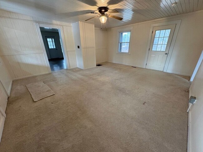 Foto del edificio - 50 Sullivan Rd