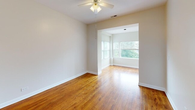 Building Photo - Rogers Park 2 Bed 1 Bath! Available 6/10 / Dog Friendly / Laundry In Building