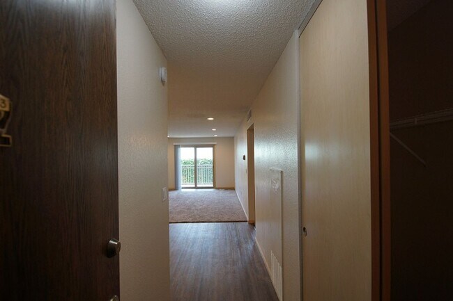 Foto del edificio - Remodeled 1BR Walk In Closet