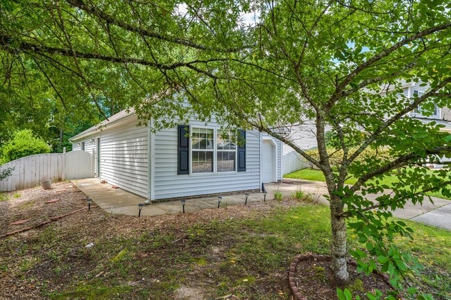 Building Photo - Charming 3-Bedroom Ranch in the Heart of D...