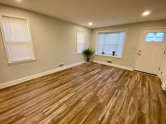 Building Photo - Charming 3 Bedroom/1.5 Bathroom Townhome in Dundalk, MD!