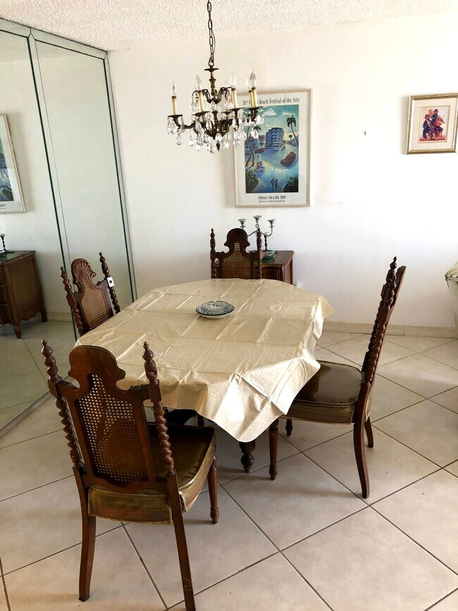 Comedor - 7900 Tatum Waterway Dr