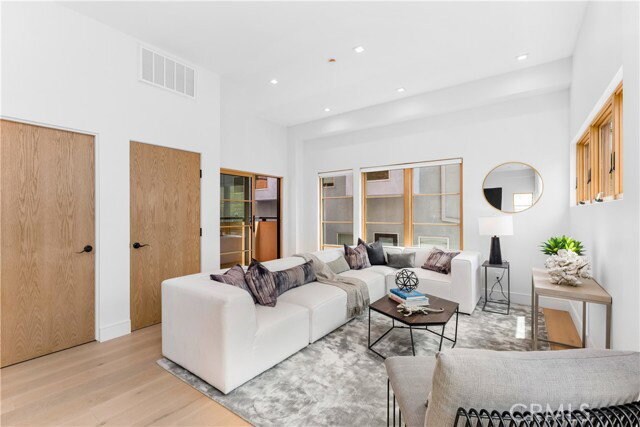 Foto del edificio - 1035 1/2 North Vista Street, West Hollywood, CA 90046 - 2 BR 3 BA house