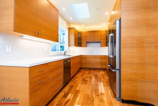 Foto del edificio - Gorgeous Mountain View Home Near Downtown