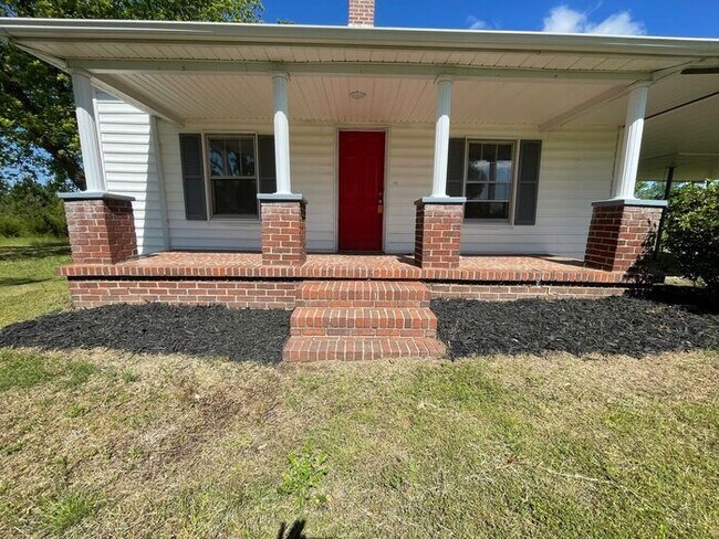 Foto del edificio - 3 Bedroom / 1 Bath Farmhouse For Rent in R...