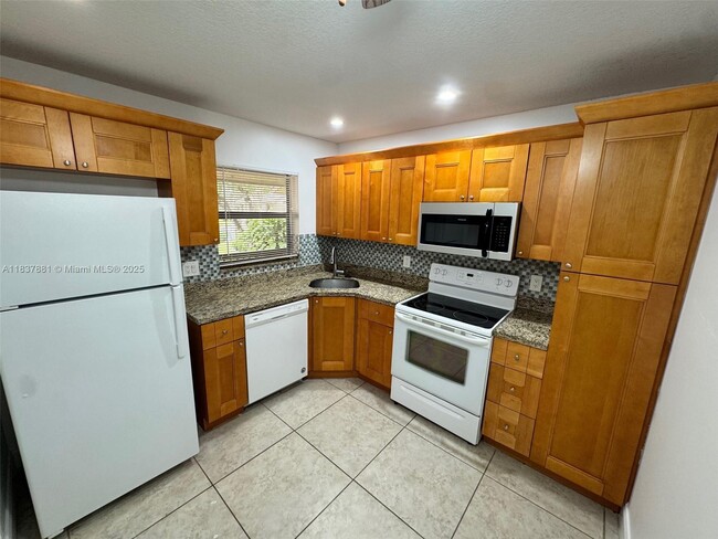Building Photo - 3817 Cocoplum Cir