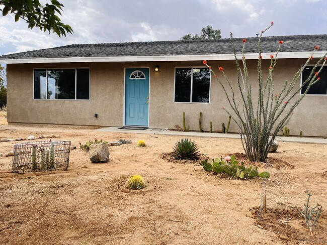 Building Photo - Charming 3-Bedroom with 2 Full Baths on th...