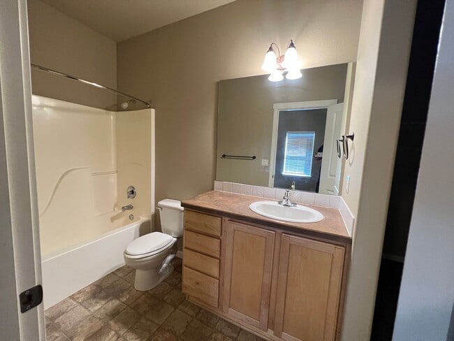 Building Photo - Single level home in NE Bend off Cooley!