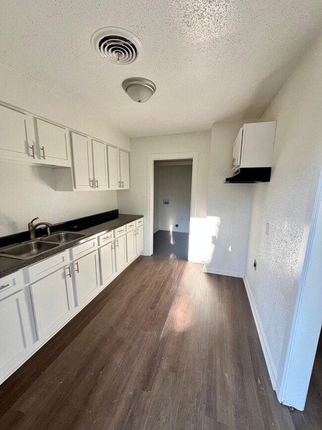 Building Photo - Newly Renovated Home