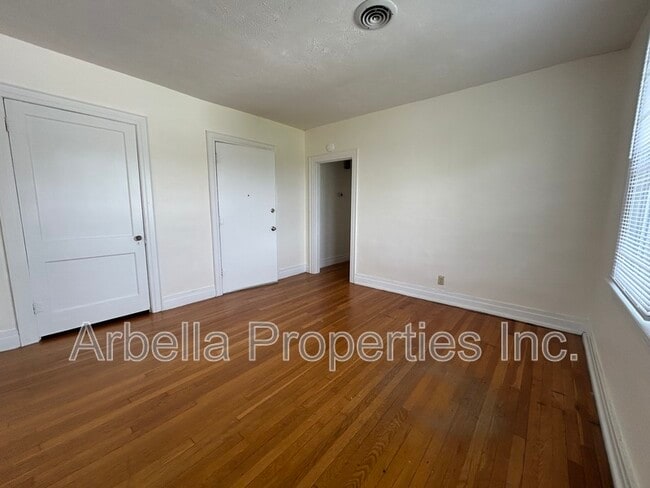 Building Photo - 707 E Unaka Ave