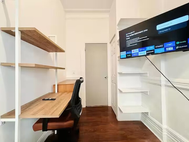 Building Photo - Furnished room/NOT APARTMENT