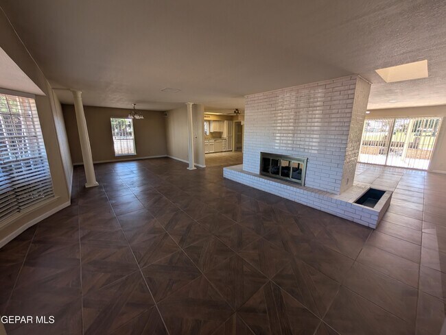Foto del edificio - 17001 Carson Dr