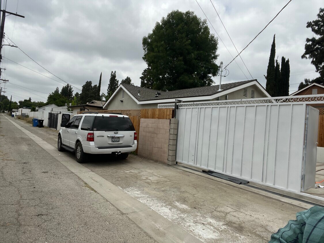 Foto principal - 17044 San Fernando Mission Blvd