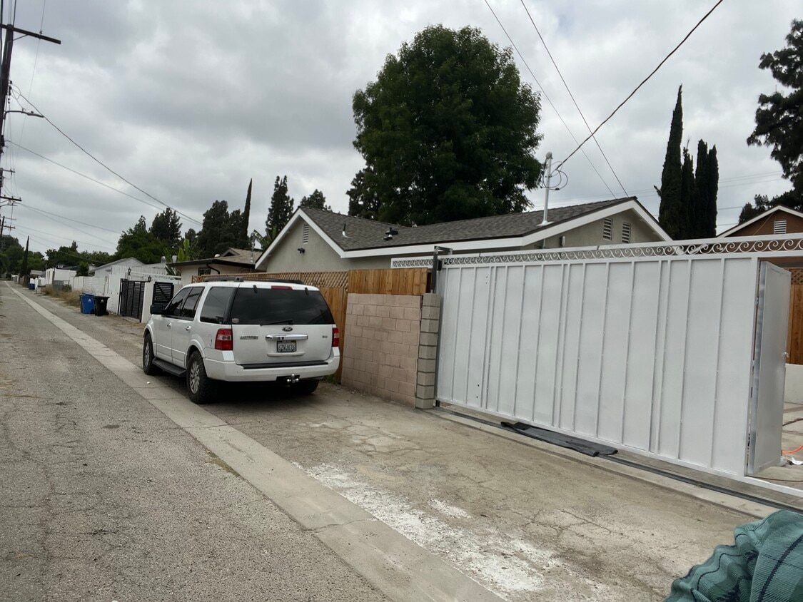 Primary Photo - 17044 San Fernando Mission Blvd