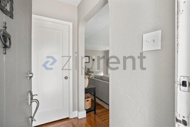 Building Photo - 1337 Acacia St