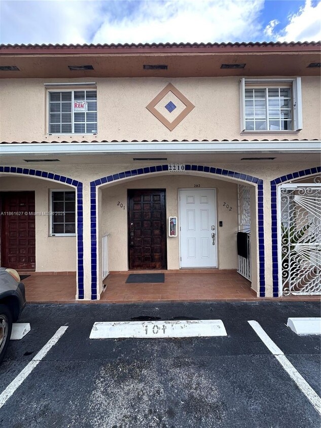 Primary Photo - 2210 W 74th St