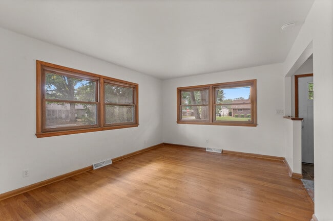 Building Photo - 2168 S Oak Grove Ave